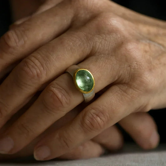 Grüner Vintage-Ring mit rundem Stein