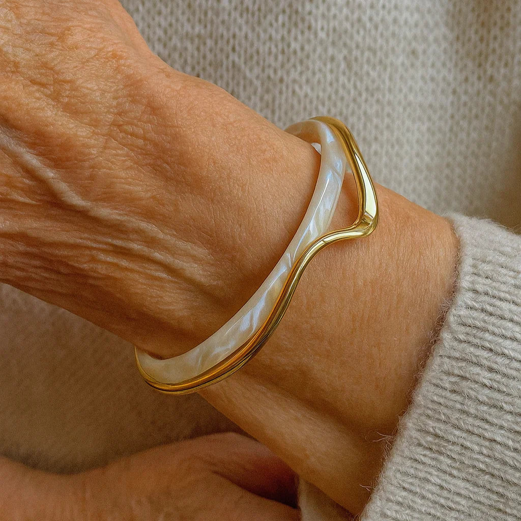 Modernes Wellen-Design Armband in Perlmutt-Optik und Metall