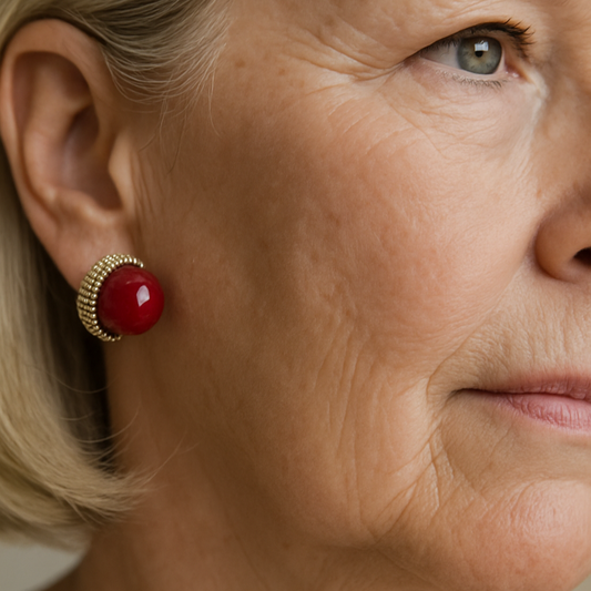 Elegante rote Cabochon-Ohrstecker mit Strass und Perlenanhängern