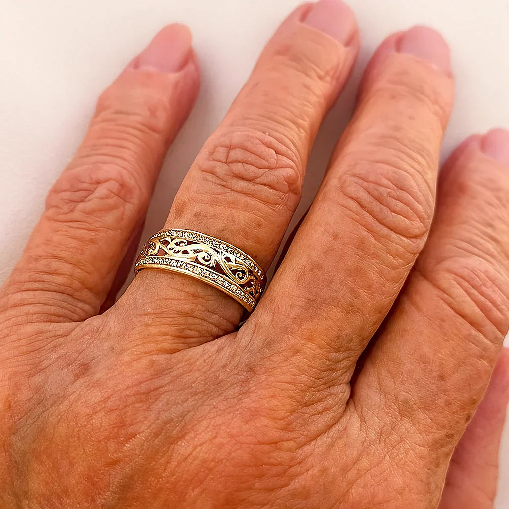 Durchbrochener Ring mit goldfarbenem Glanz