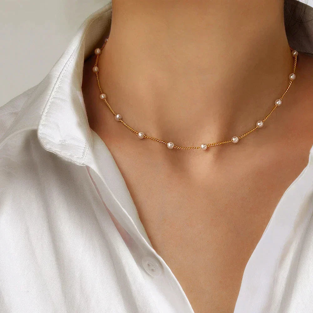 Elegante Perlen-Halskette mit filigraner Kette für modernen Chic