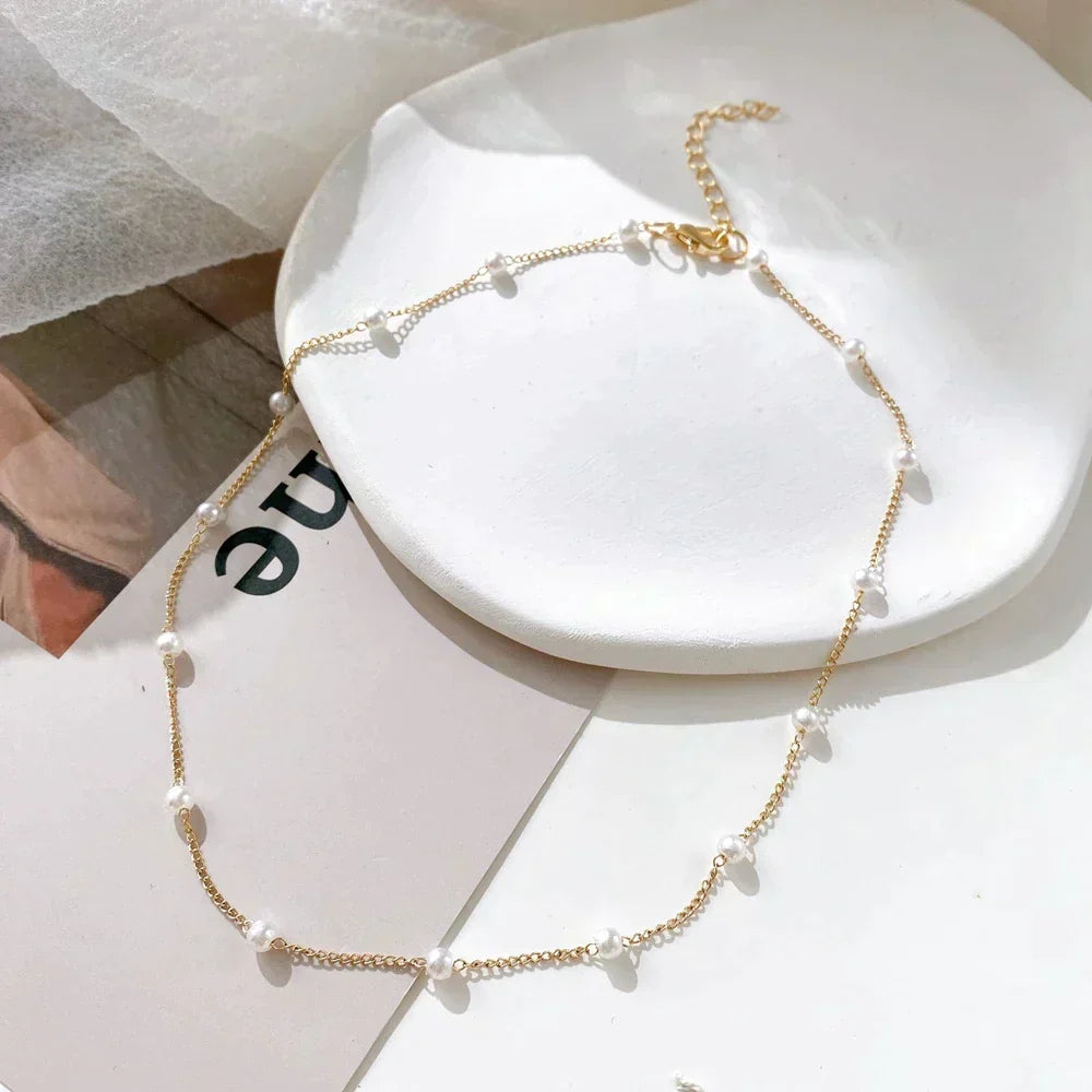 Elegante Perlen-Halskette mit filigraner Kette für modernen Chic