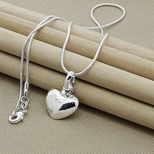 Elegante Schlangenkette mit glänzendem Herz-Anhänger