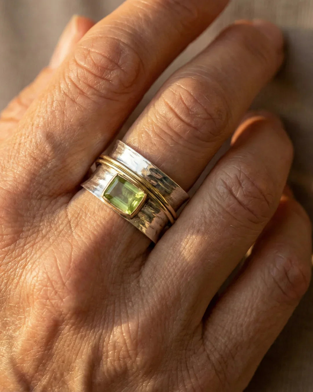 Handgefertigter Silberring mit Peridot-Edelstein und Golddetails