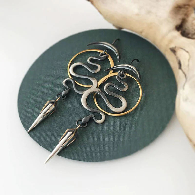 Mystische Spiral-Schlangen-Ohrringe mit Halbmond und Dolch-Details