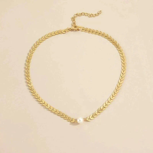 Elegante Perlen-Choker-Halskette mit filigranem Fischgrätenmuster
