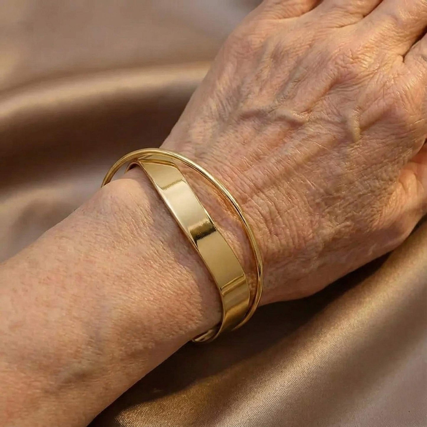 Eleganter goldfarbener Armreif für Zeitlosen Chic und Stil