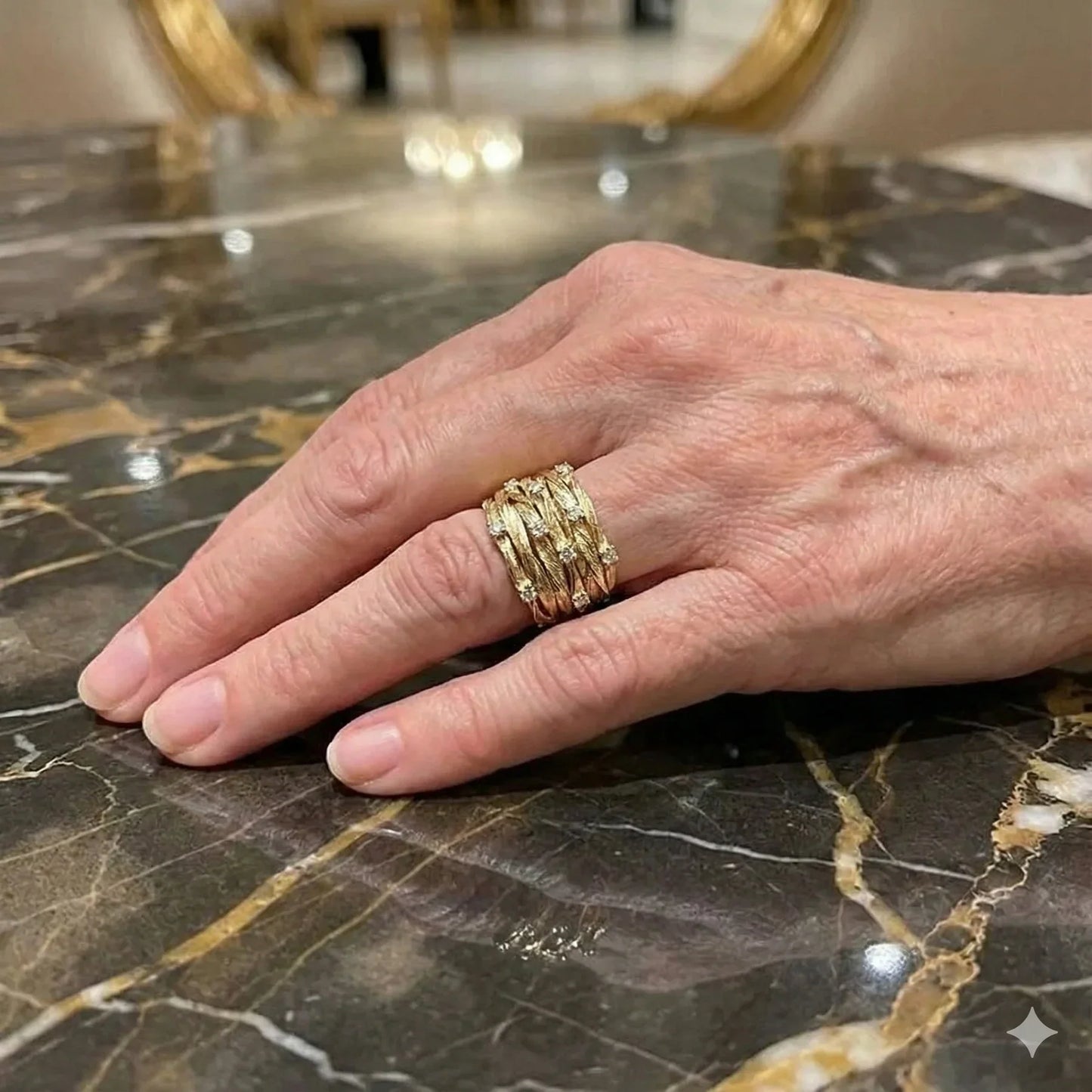 Goldener Vintage-Ring mit Steinen