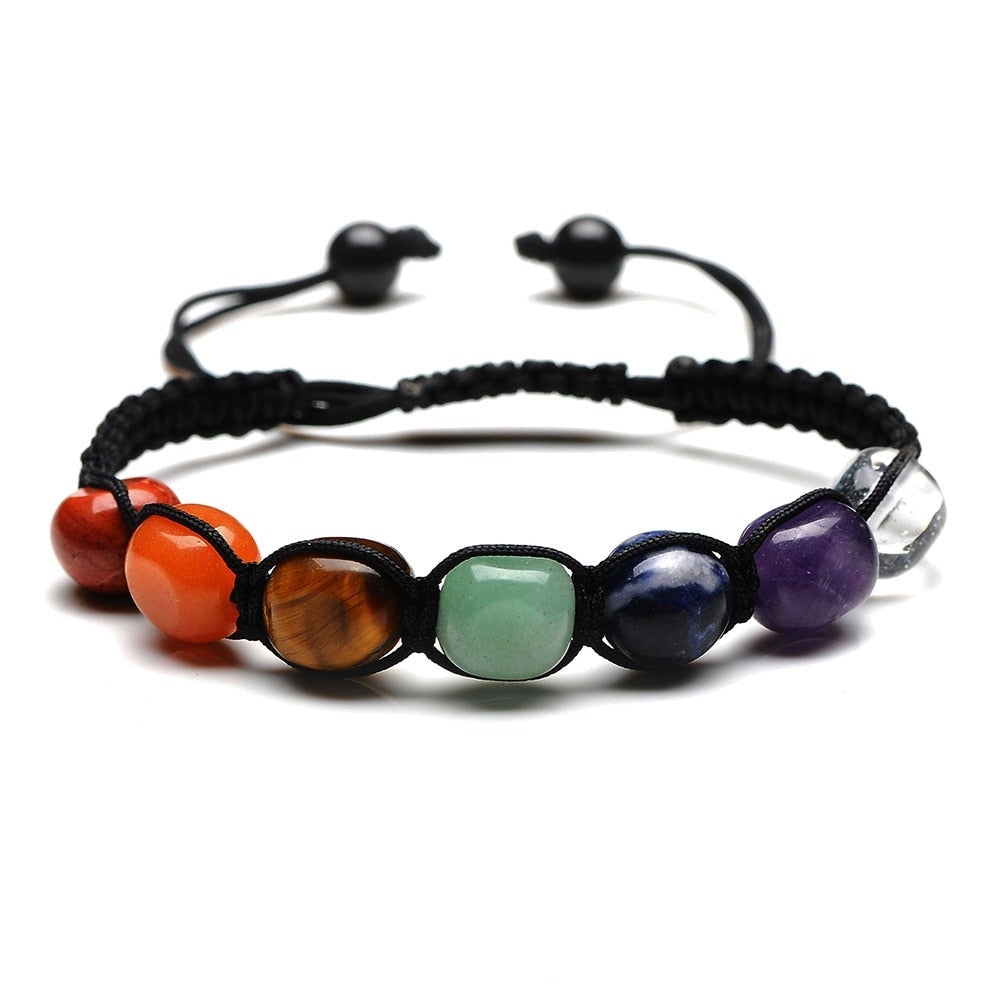 Handgefertigtes Chakra-Armband aus Natursteinen und verstellbarem Makramee-Band