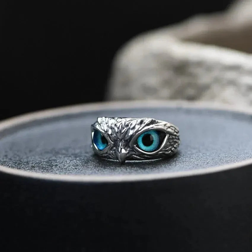 Silberner Eulenring mit blauen Augen