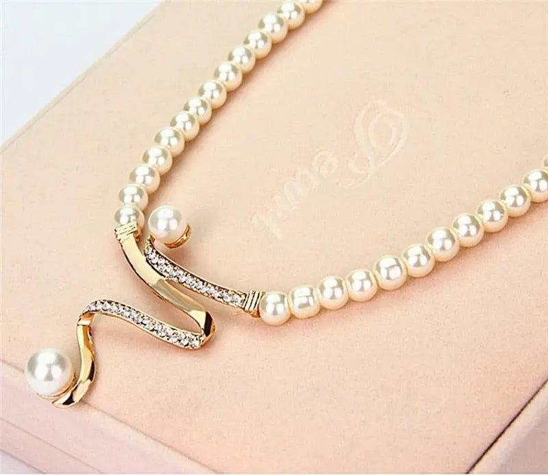 Elegantes Perlen-Schmuckset mit Zirkonia-Verzierungen und geschwungenem Design