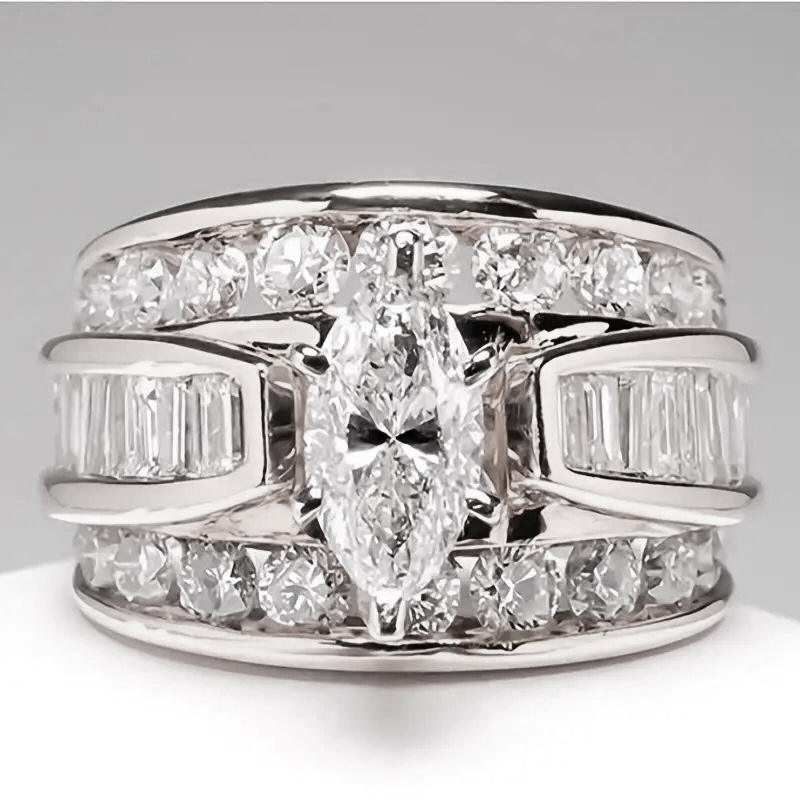 Eleganter Ring mit zentralem Kristall