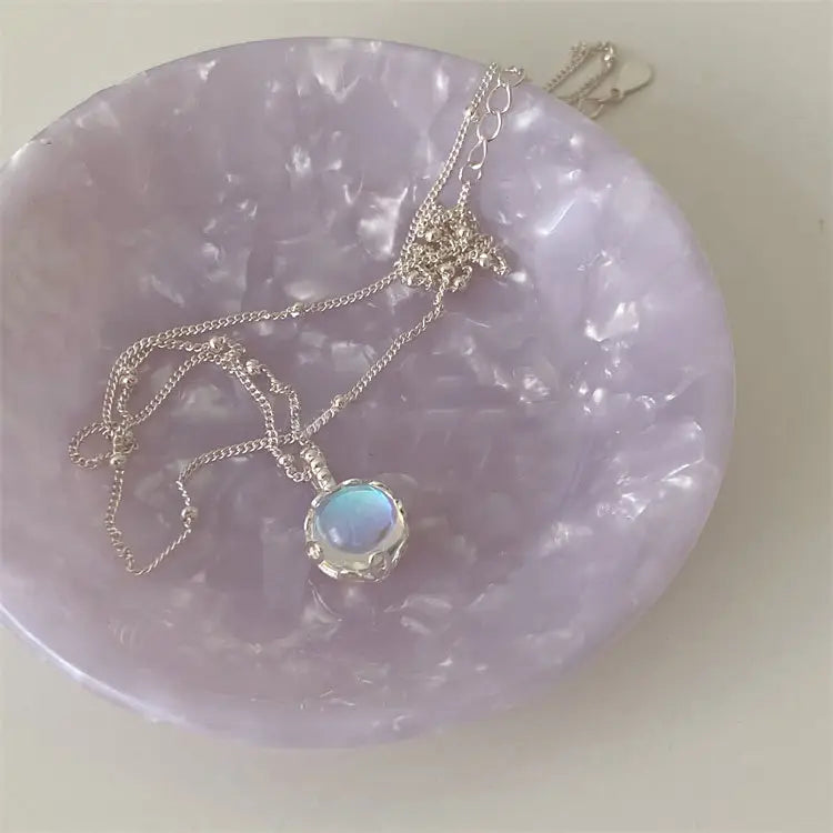 Elegante Mondstein-Halskette mit filigraner Fassung und zarter Kette