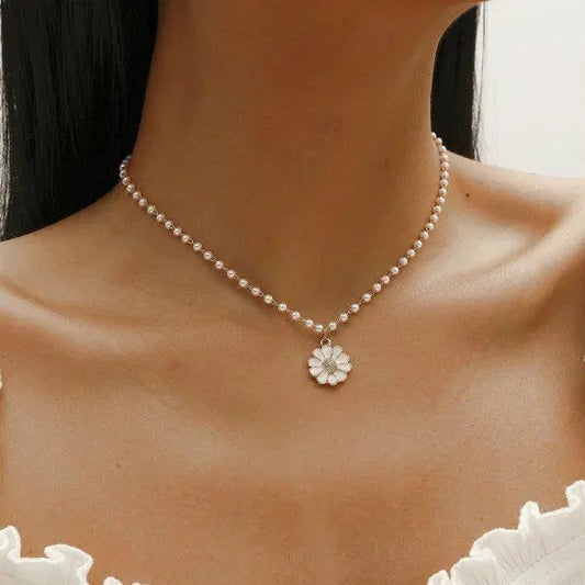 Zarte Perlenkette mit Gänseblümchen-Anhänger für Damen