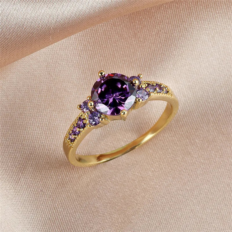 Eleganter Goldring mit strahlendem Amethyst und kleinen Zirkonia