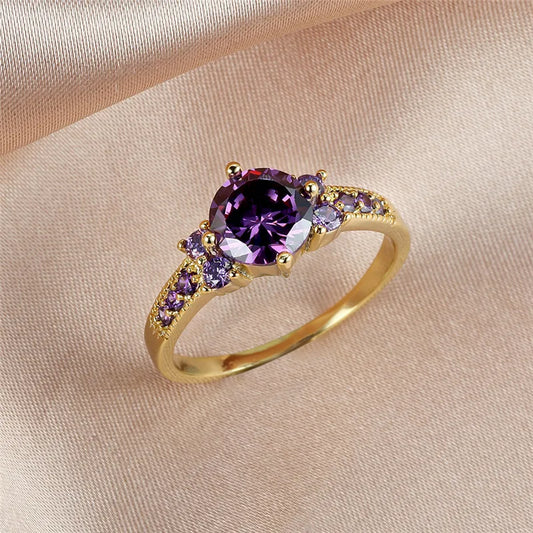 Eleganter Goldring mit strahlendem Amethyst und kleinen Zirkonia