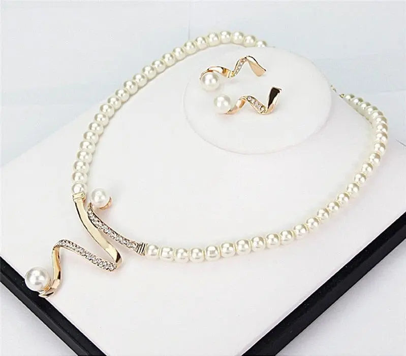 Elegantes Perlen-Schmuckset mit Zirkonia-Verzierungen und geschwungenem Design