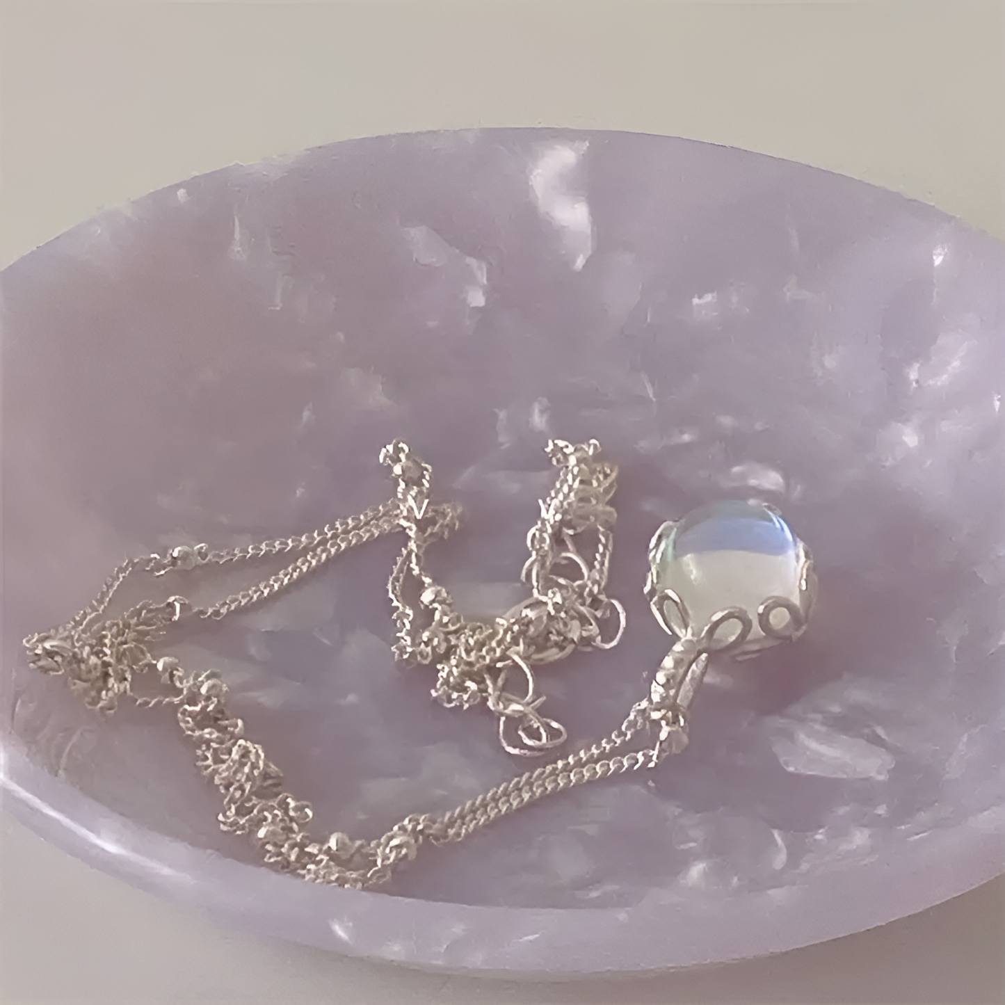 Elegante Mondstein-Halskette mit filigraner Fassung und zarter Kette