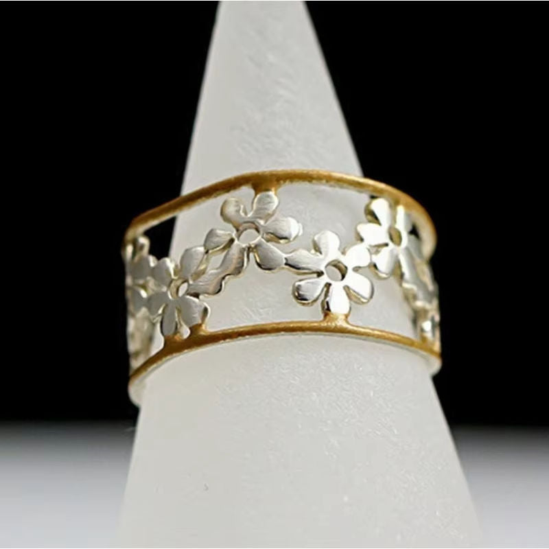 Verstellbare Ringe mit Cluster-Design und Flora-förmigen Vertiefungen
