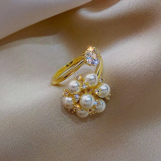 Verstellbarer Ring mit Flaumperlen