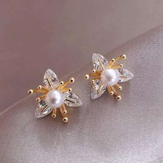 Elegante Blüten-Ohrringe mit Perlen und funkelnden Zirkonia-Kristallen