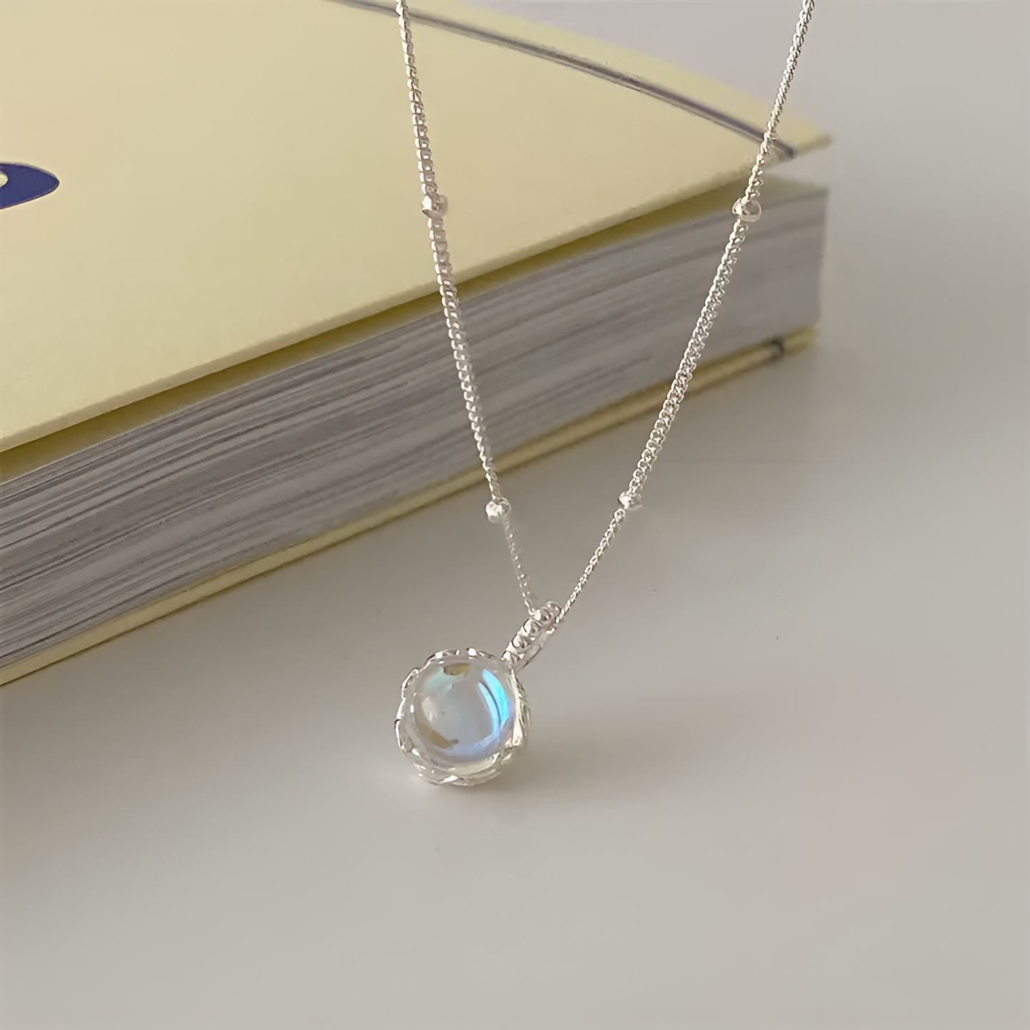 Elegante Mondstein-Halskette mit filigraner Fassung und zarter Kette