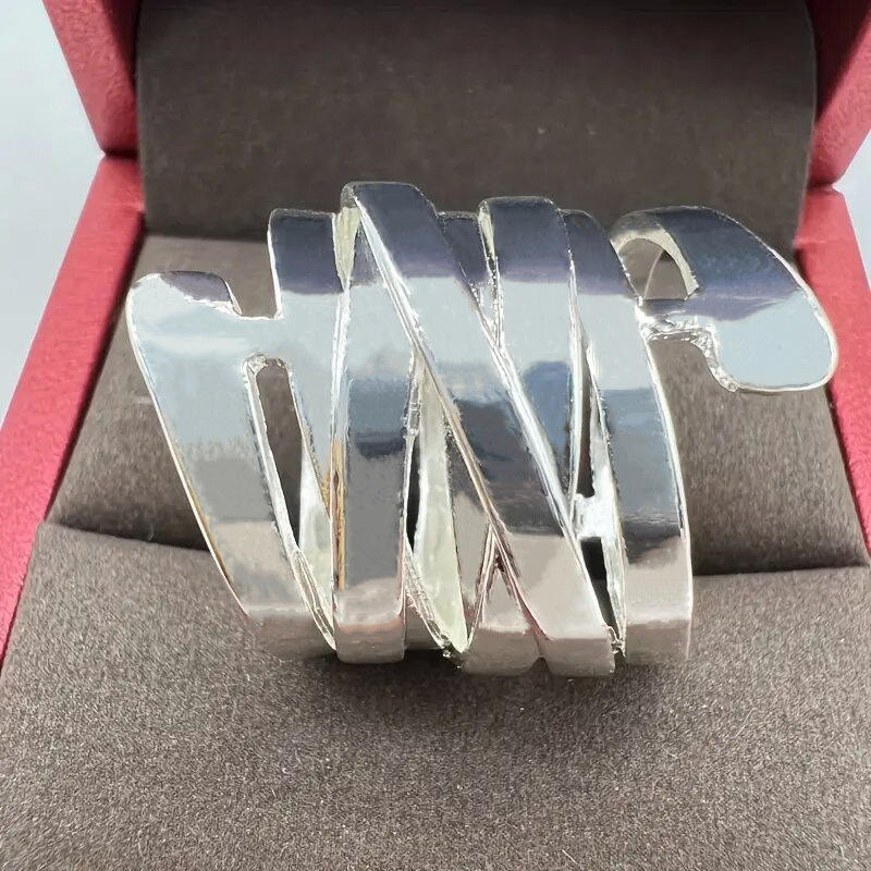 Geometrischer Metallring – minimalistischer Stil