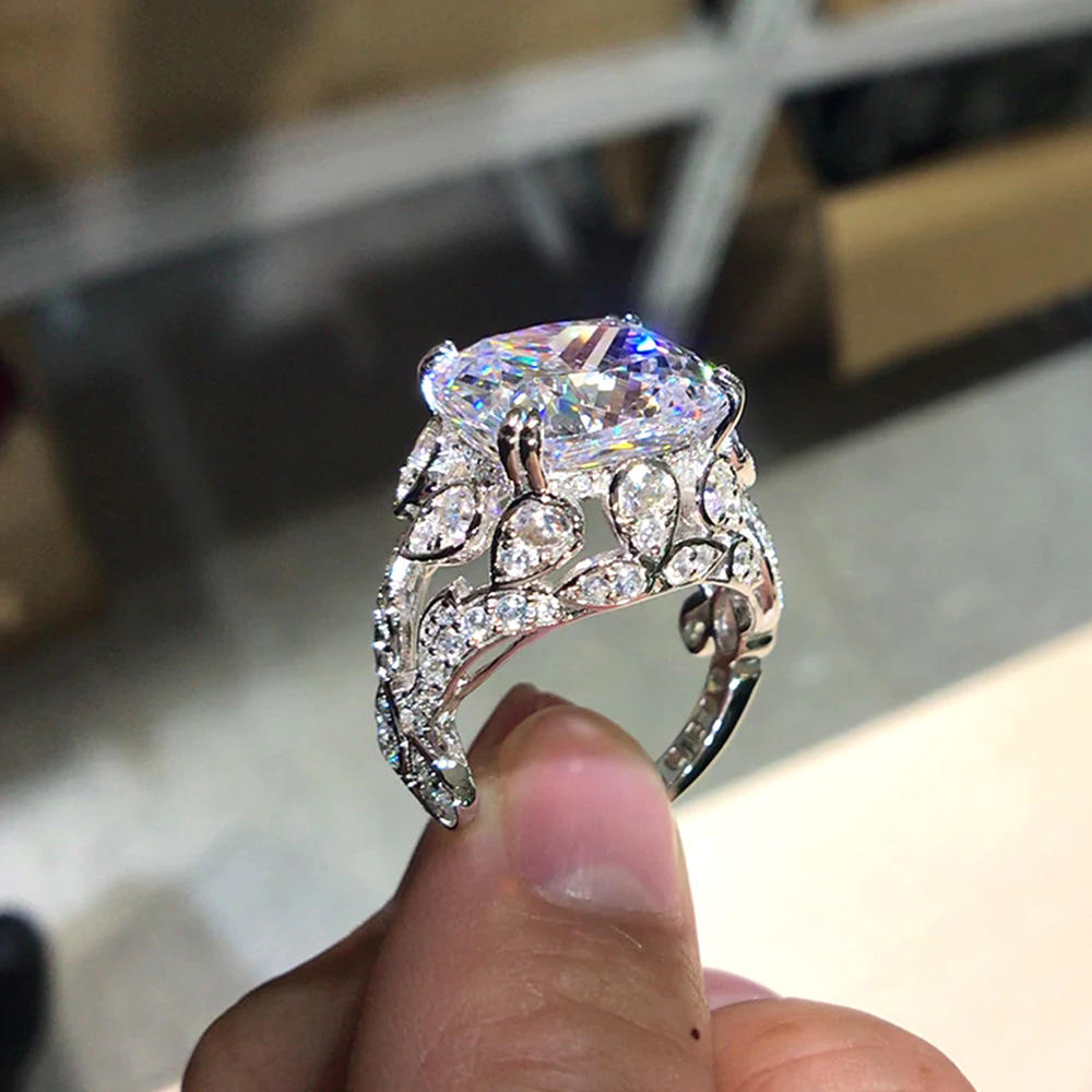 Luxuriöser Vintage-Ring mit glänzendem Mittelstein