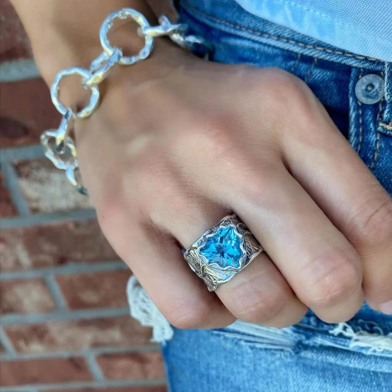 Vintage-Edelstahlring mit blauem dreieckigem Stein