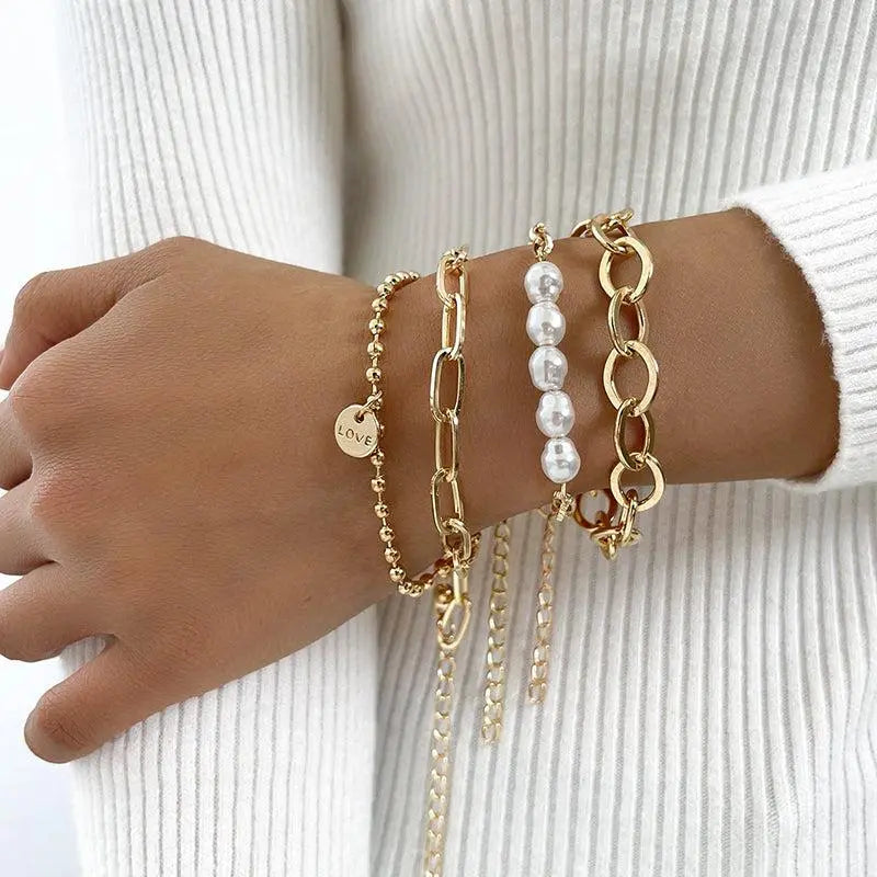 Elegante Armbänder mit Perlen, Ketten und Love-Anhänger Set