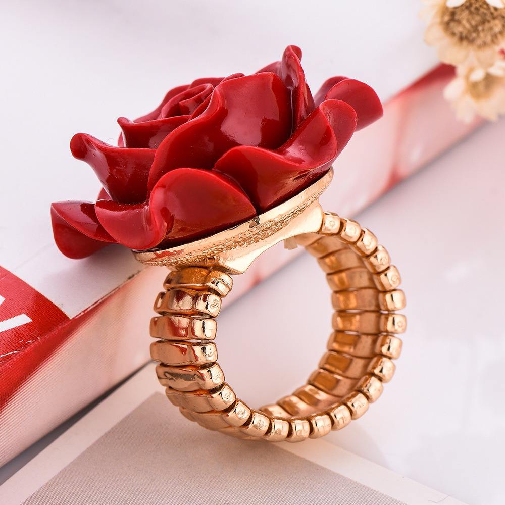Roter Rosenring mit Goldband
