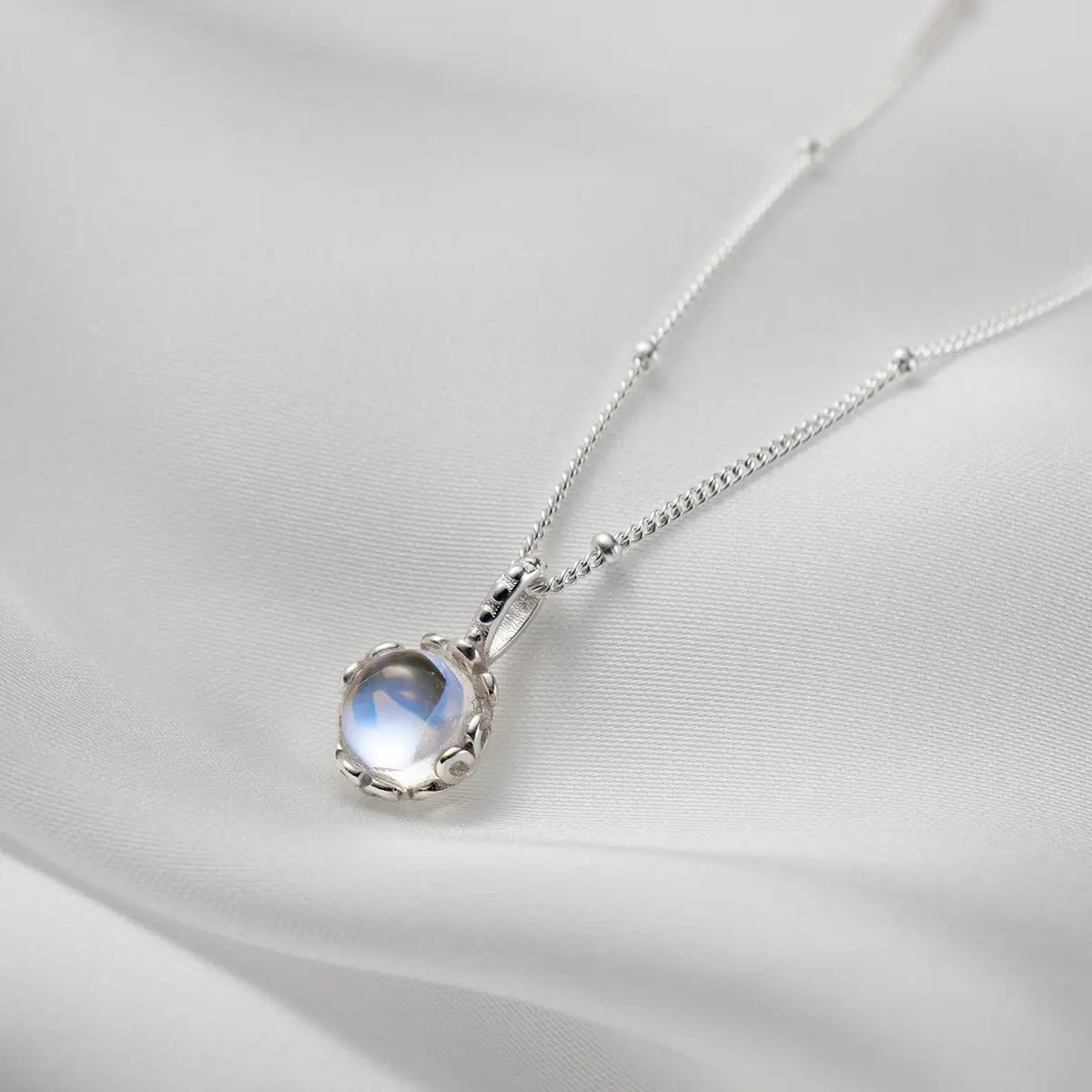 Elegante Mondstein-Halskette mit filigraner Fassung und zarter Kette