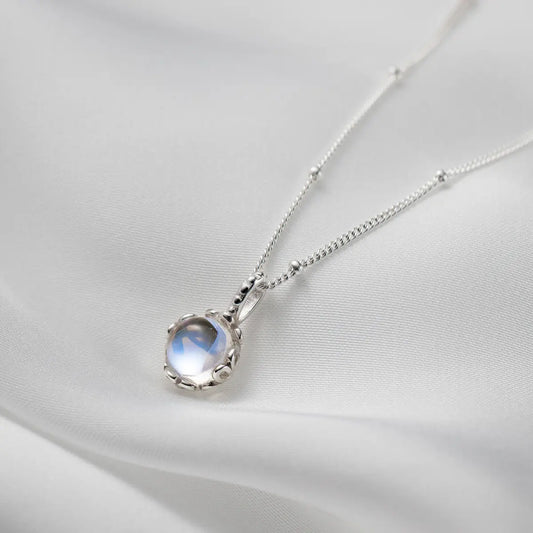 Elegante Mondstein-Halskette mit filigraner Fassung und zarter Kette