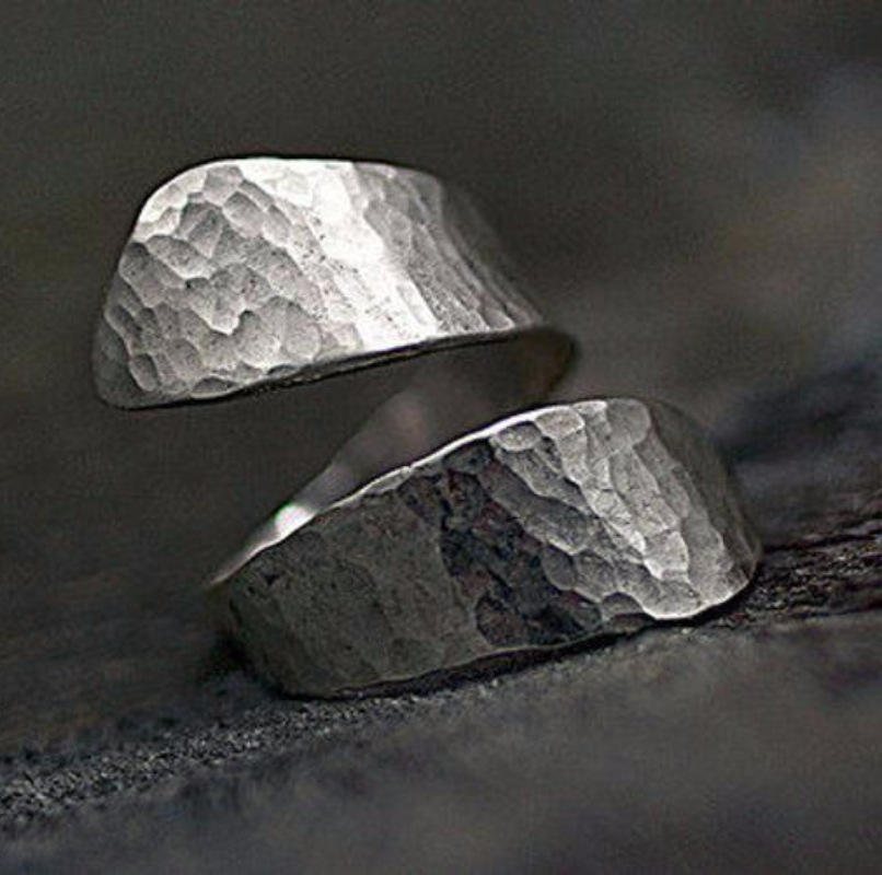 Verstellbarer Silberring mit gehämmertem Design