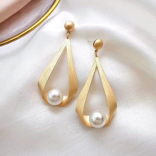 Elegante Perlenohrringe in mattem Goldton mit schwebenden Details