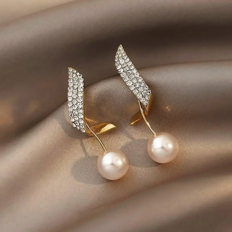 Edle Perlenohrringe mit funkelnden Strass-Akzenten für Damen