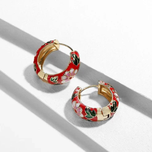 Elegante florale Creolen – lebhafte Emaille Ohrringe mit Blütenmuster