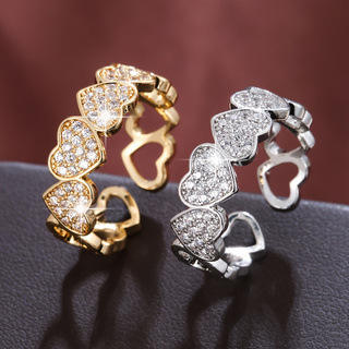 Herzring mit funkelnden Kristallen