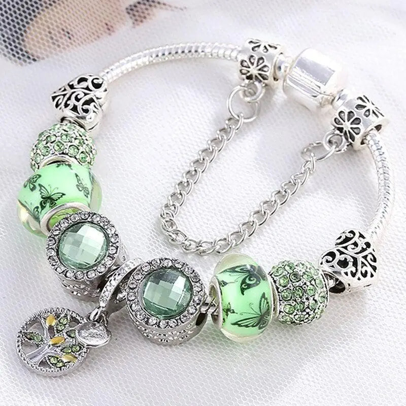 Schimmerndes Charm-Armband mit grünen Kristallen und filigranen Schmetterlingen