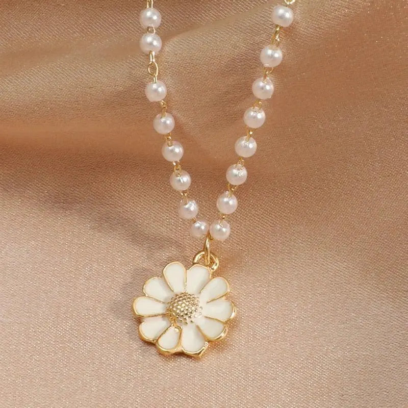 Zarte Perlenkette mit Gänseblümchen-Anhänger für Damen