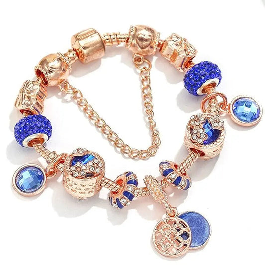 Roséfarbenes Charm-Armband mit funkelnden blauen Kristall-Anhängern