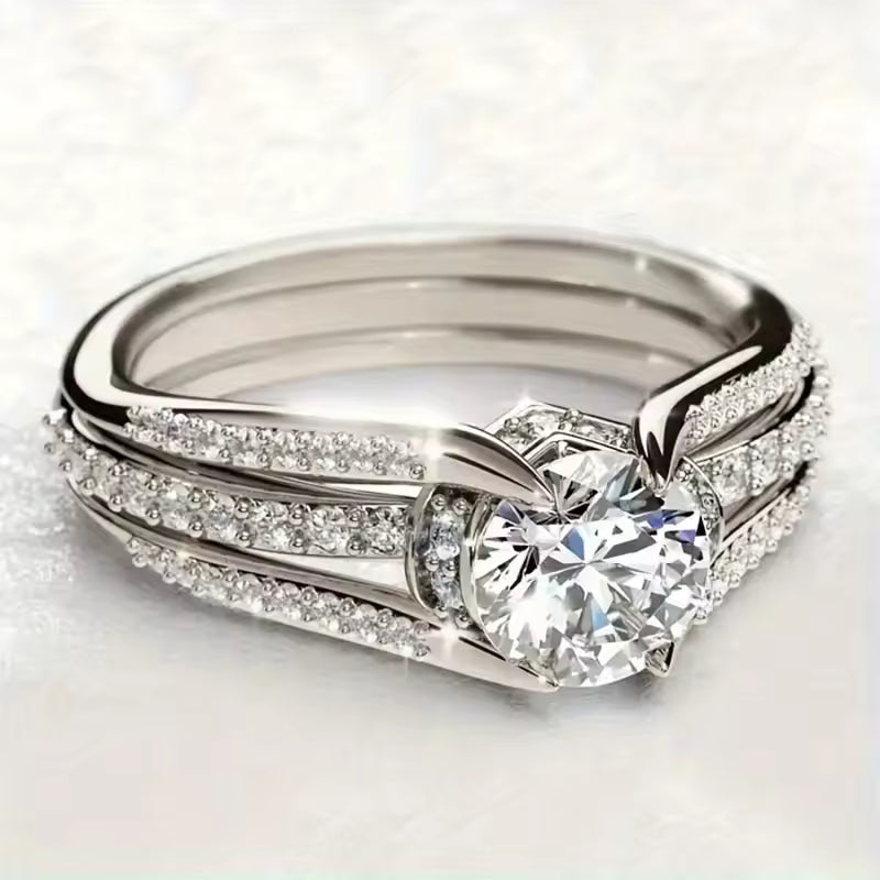 Luxuriöser Verlobungsring mit zentralem Diamant