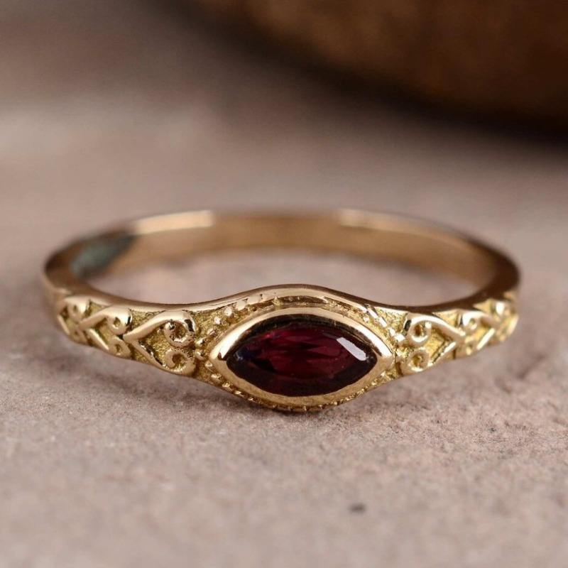 Goldener Vintage-Ring mit rotem Kristall
