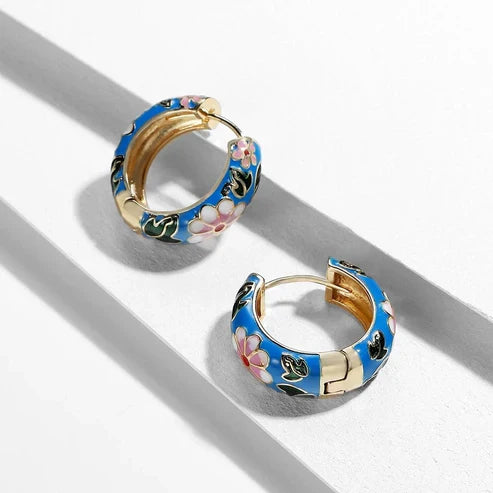 Elegante florale Creolen – lebhafte Emaille Ohrringe mit Blütenmuster