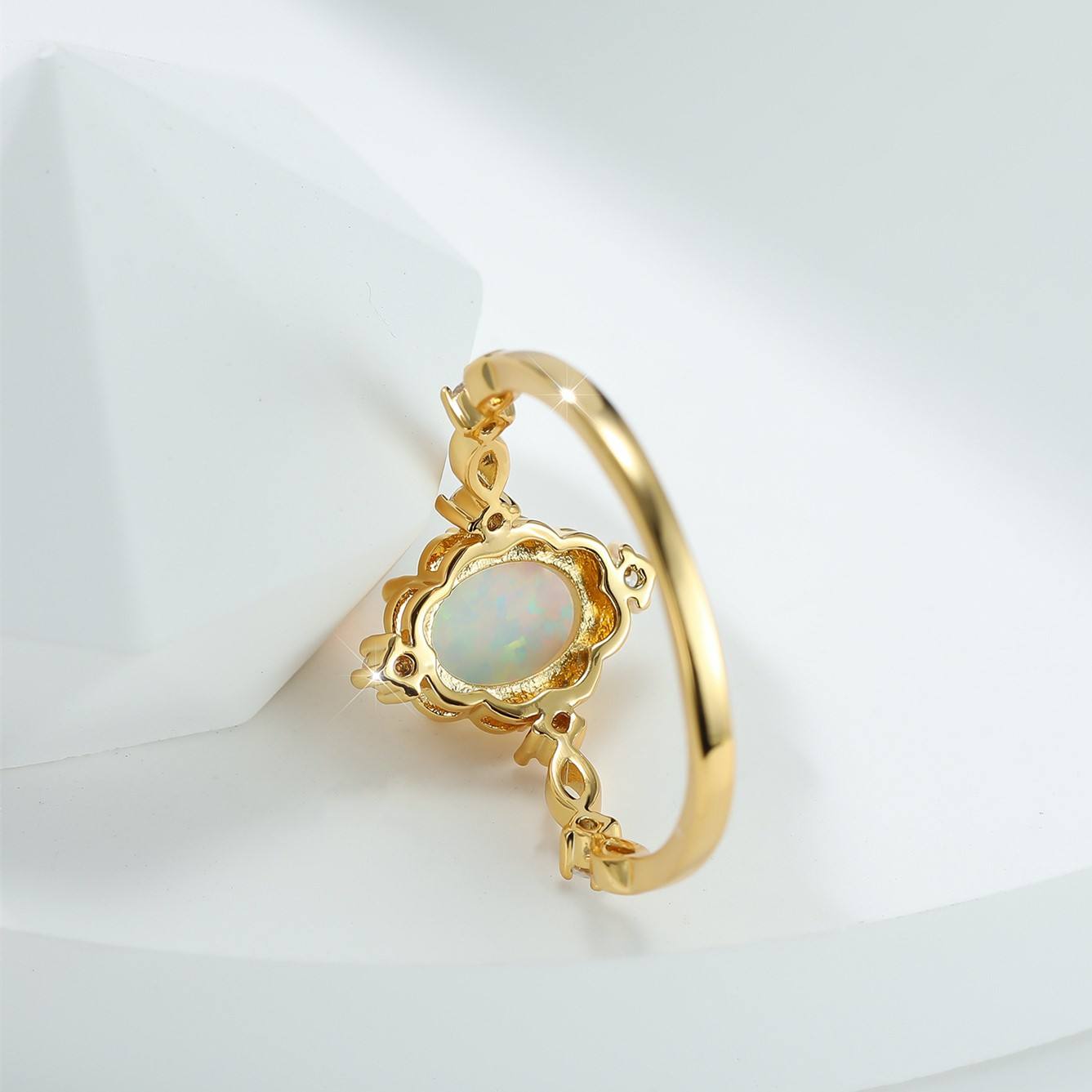 Eleganter Vintage-Ring mit Opal und Zirkonia