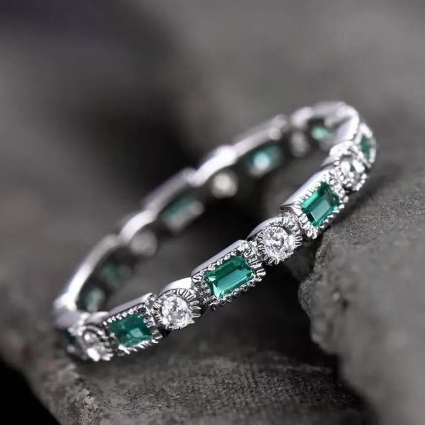 Vintage-Ring mit grünen Zirkonen