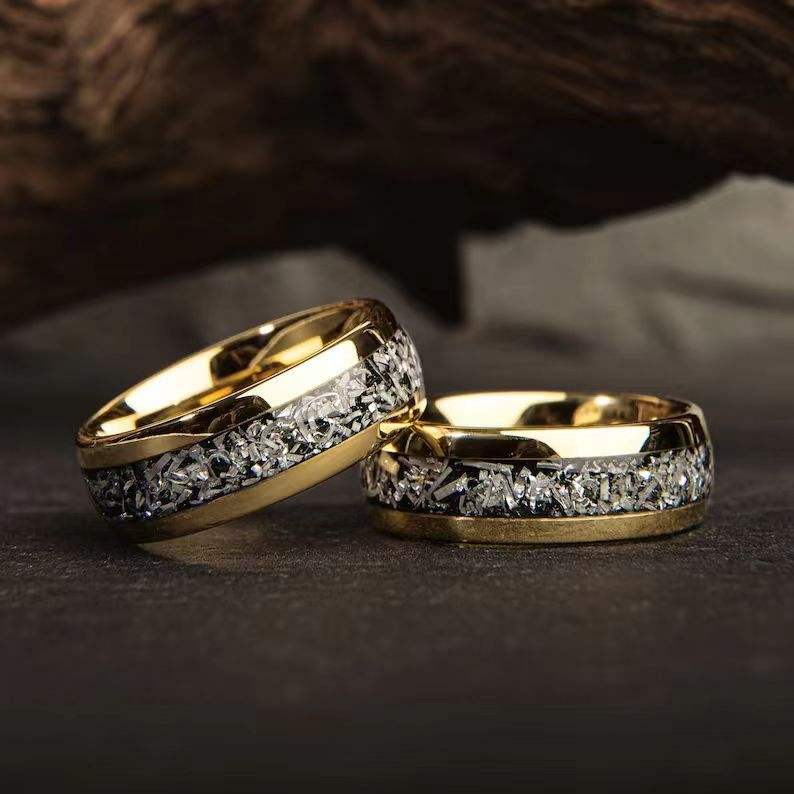 Edelstahlring mit Silberblecheinlagen und goldenen Kanten