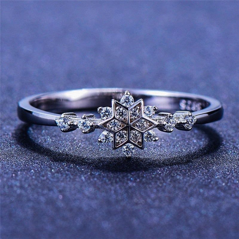 Glänzender Ring mit Mittelstein