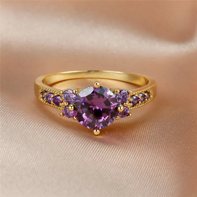 Eleganter Goldring mit strahlendem Amethyst und kleinen Zirkonia