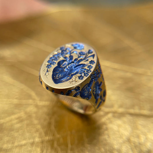 Vintage Siegelring mit gravierten Herz- und Blumenmotiven